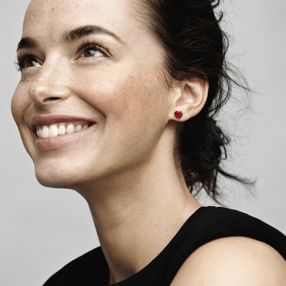 Brinco de Prata Pequeno Coração Vermelho - 292549C01